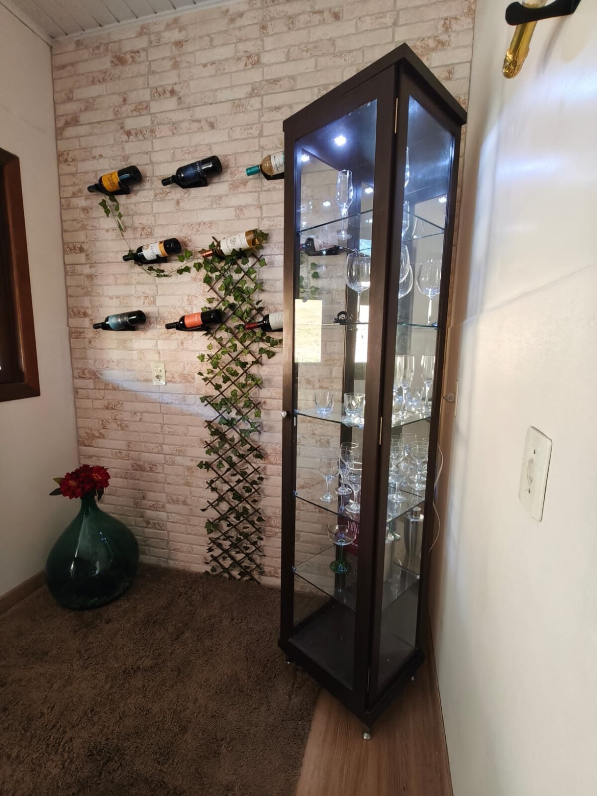 Adega de vinhos com taças e garrafas