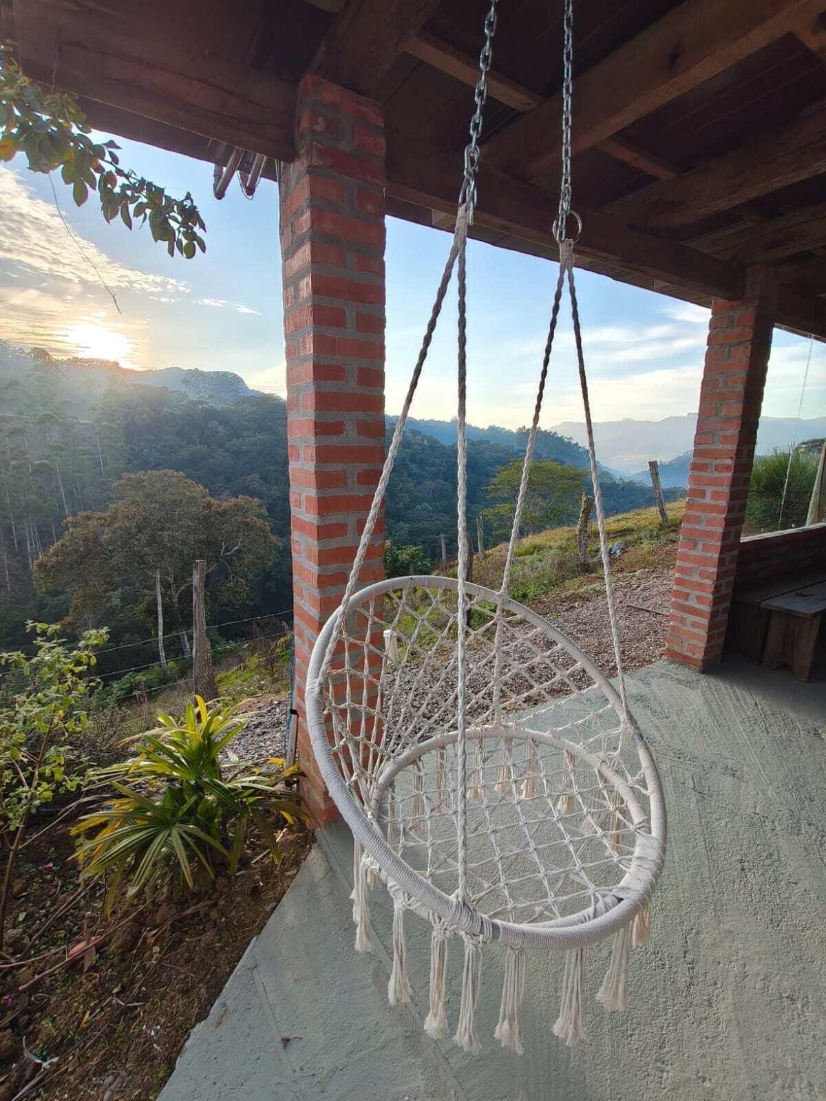 Cadeira de balanço na varanda com vista para o vale