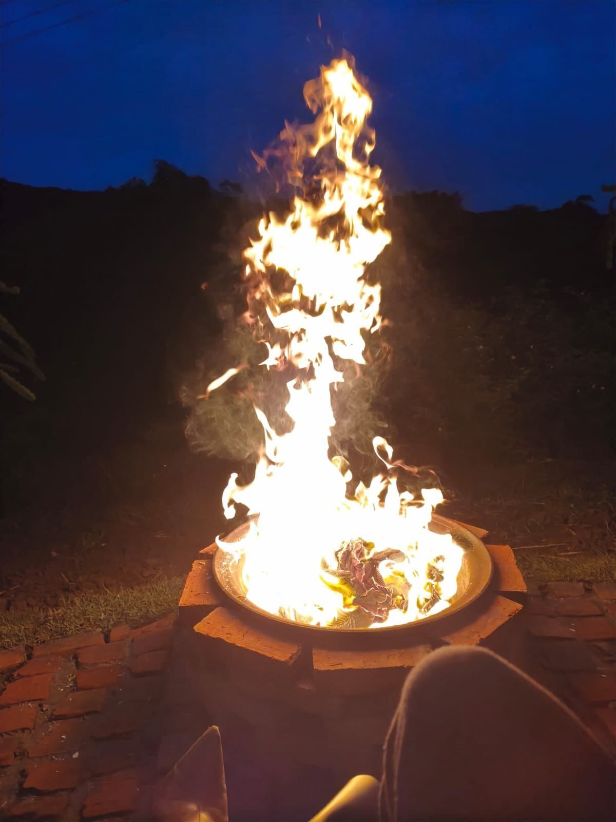 Fogo de chão aceso na área externa durante a noite