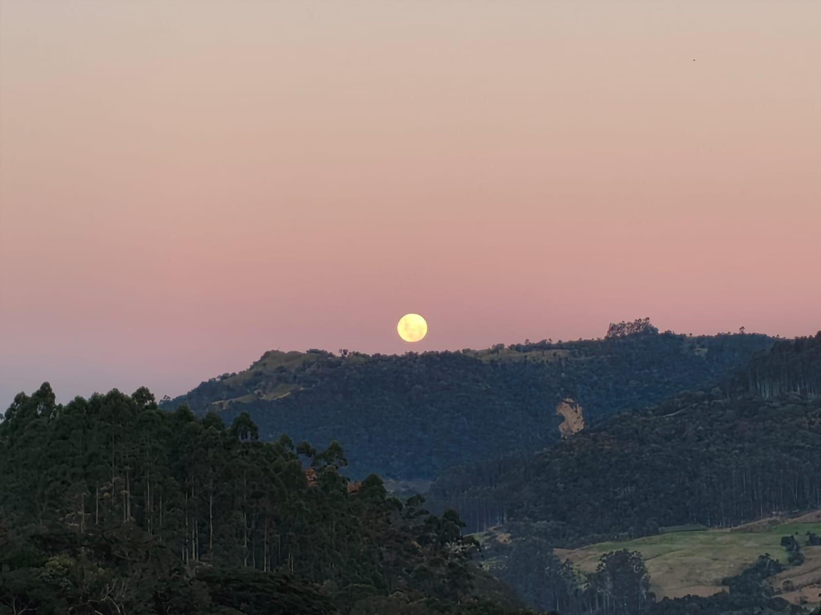 Nascer do sol sobre as montanhas da Serra Catarinense