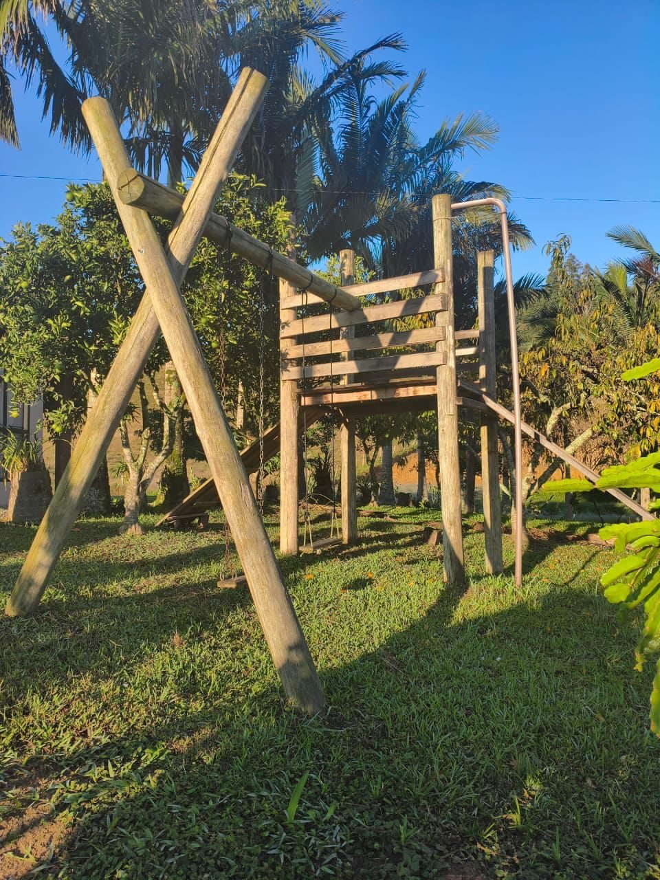 Parque infantil de madeira no gramado