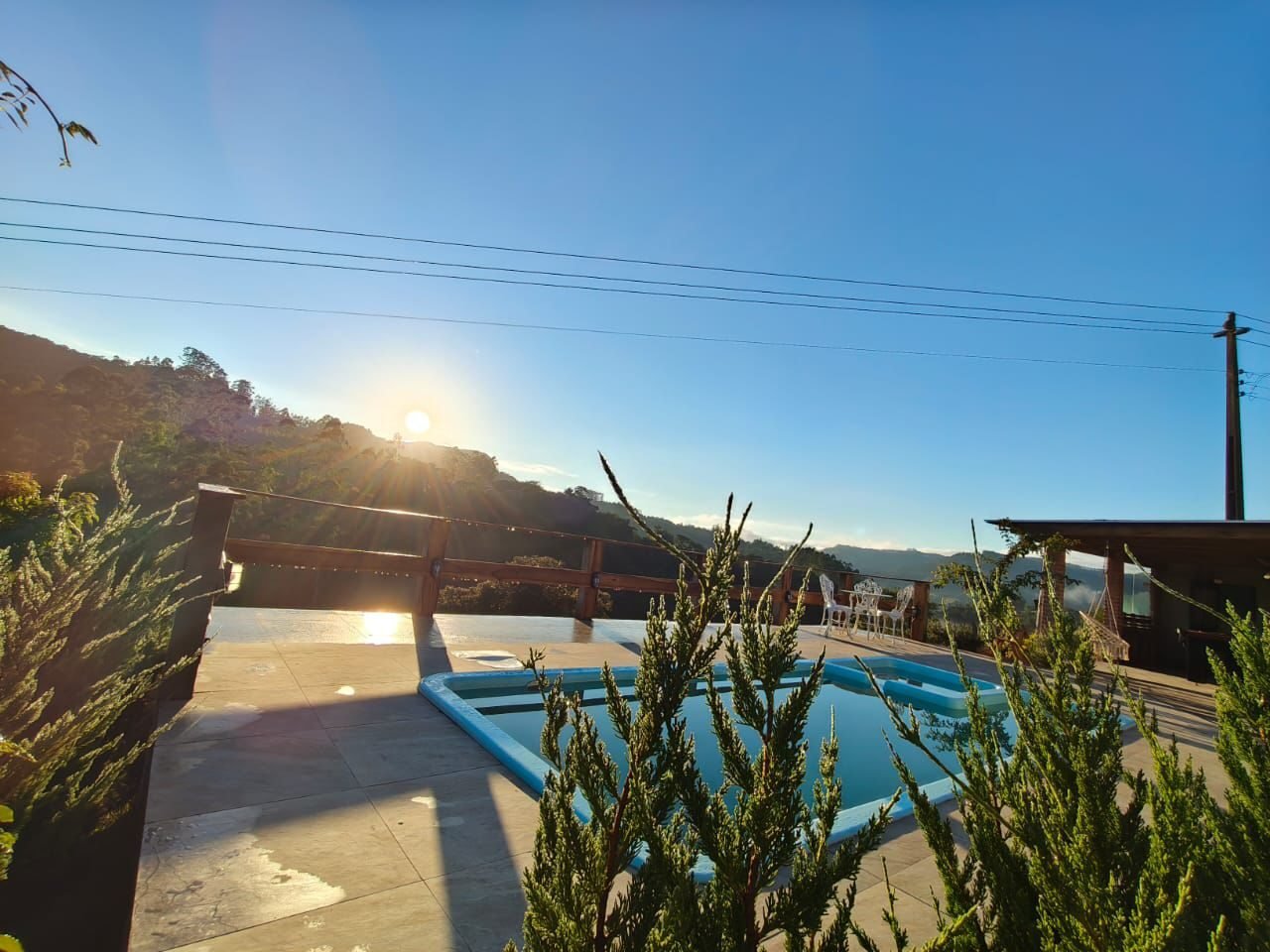 Piscina da casa ao fim da tarde