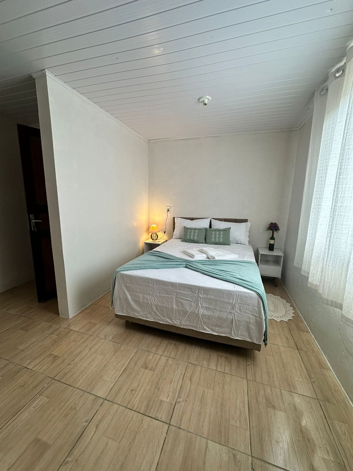 Quarto com cama de casal e iluminação aconchegante